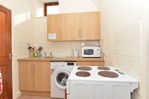 Cottage | Private kitchen | Oven, stovetop, cookware/dishes/utensils - Willows (Newport)