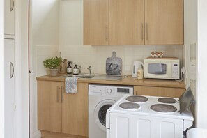 Cottage | Private kitchen | Oven, stovetop, cookware/dishes/utensils