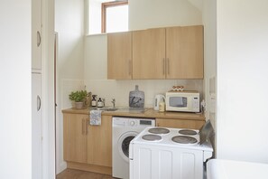 Cottage | Private kitchen | Oven, stovetop, cookware/dishes/utensils