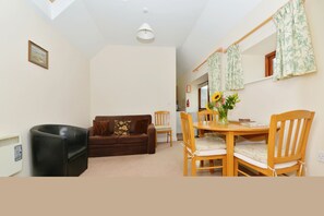 Cottage | Dining - Willows (Newport)