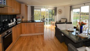 Cottage | Private kitchen | Oven, stovetop, cookware/dishes/utensils - Yachtsman's Tower (Newport)