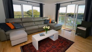 Cottage | Living room | LCD TV - Yachtsman's Tower (Newport)