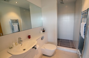 Bathroom - Yachtsman's Tower (Newport)