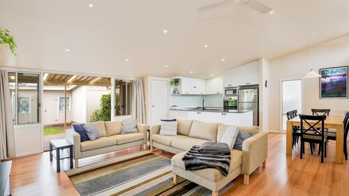 The Deckhouse - Pet Friendly - 2 Mins to Beach