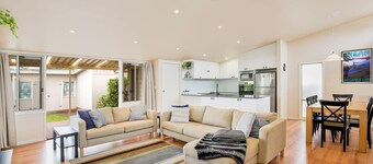 The Deckhouse - Pet Friendly - 2 Mins to Beach