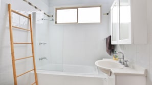 Ensemble douche/baignoire, sĂšche-cheveux