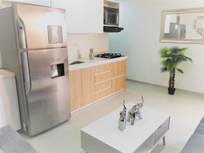 Apartamento família | Cozinha privada | Geladeira, micro-ondas, fogão, panela elétrica de arroz