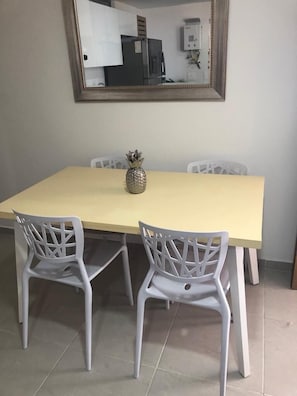Apartamento família | Cozinha privada | Geladeira, micro-ondas, fogão, panela elétrica de arroz