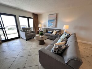 TV, DVD player - "Breakers East 304" Gulf Front 2BR/2BA Beach setup included (Destin)