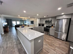 Refrigerador, microondas, horno y parrilla de estufa 