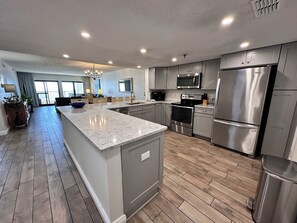 冰箱、微波炉、烤箱、炉灶