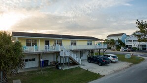 Een motel met overdekte parkeerplaats en een klein zwembad.