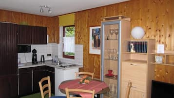 Réfrigérateur, micro-ondes, plaque de cuisson, cafetiÚre/bouilloire