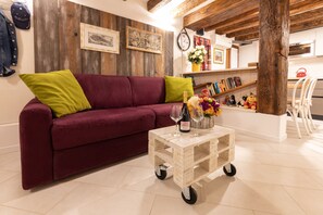 Smart TV, books, stereo - "Ea casa de mì," the enchantment of living Venice. (Venezia)