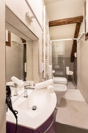 Shower, hair dryer, bidet, towels - "Ea casa de mì," the enchantment of living Venice. (Venezia)