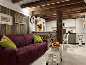 TV connectée, livres, chaîne hi-fi