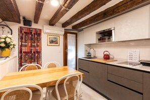 Réfrigérateur, micro-ondes, plaque de cuisson, cafetière/bouilloire