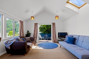 TV - Historic Stone Cottage - Alley Apartment with spa (Queenstown)