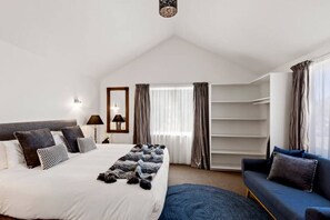 1 chambre, bureau, fer et planche à repasser, lit parapluie