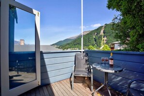 Outdoor dining - Historic Stone Cottage - Alley Apartment with spa (Queenstown)