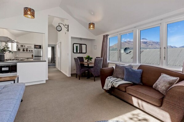 TV - Historic Stone Cottage - Alley Apartment with spa (Queenstown)