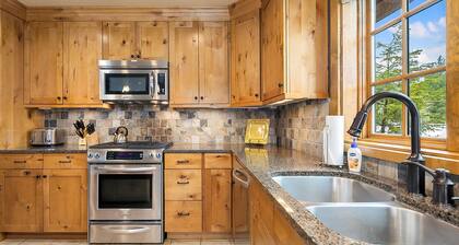 Pool Side Condo in the heart of Suncadia! Just steps to the pool and hot tub!