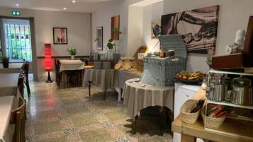 Daily continental breakfast (EUR 10 per person)