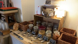 Una presentación de alimentos con diversos frascos etiquetados con ingredientes como dátiles, almendras y miel.