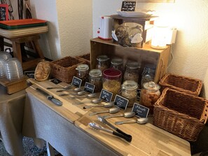 Tägliches kontinentales Frühstück (10 EUR pro Person)