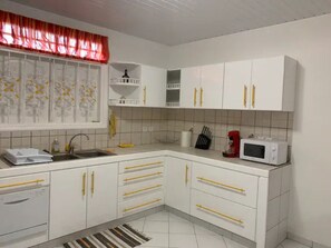 Fridge, microwave, oven, stovetop - Pleasant fully equipped house, air-conditioned bedroom + terrace (Matoury)