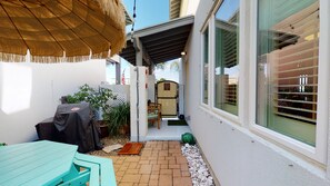 Outdoor dining - Shared Pool, In Town and close to shopping and restaurants (Port Aransas)