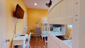 4 bedrooms, desk, free WiFi, bed sheets - Shared Pool, In Town and close to shopping and restaurants (Port Aransas)