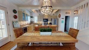Dining - Shared Pool, In Town and close to shopping and restaurants (Port Aransas)