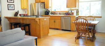 Bixel Bungalow- Cottage in Gold Rush Columbia