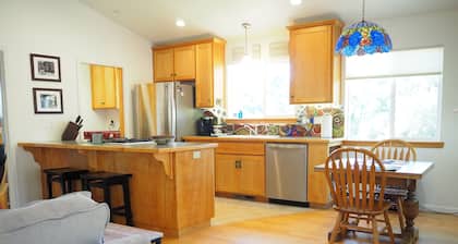 Bixel Bungalow- Cottage in Gold Rush Columbia