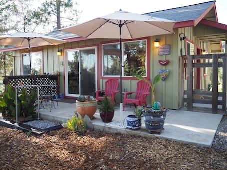 Property grounds. Bixel Bungalow- Cottage in Gold Rush Columbia