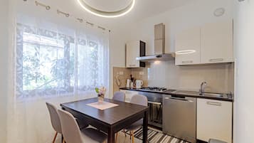Basic-Apartment | Eigene Küche | Kühlschrank, Ofen, Herdplatte, Kochgeschirr/Geschirr/Besteck