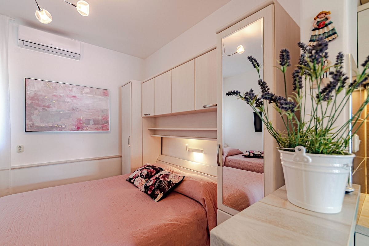 Basic Studio | Desk, iron/ironing board, free WiFi, bed sheets