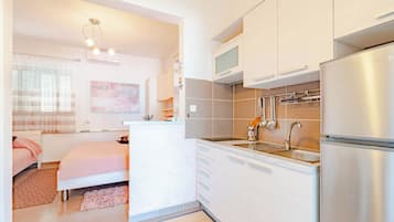 Basic-Studio | Schreibtisch, Bügeleisen/Bügelbrett, kostenloses WLAN, Bettwäsche