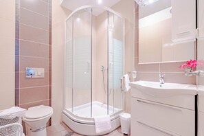 Studio de base | Salle de bain | Douche, séchoir à cheveux, serviettes fournies, savon