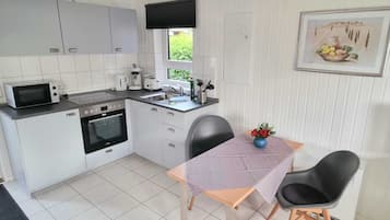 Réfrigérateur, micro-ondes, plaque de cuisson, cafetiÚre/bouilloire