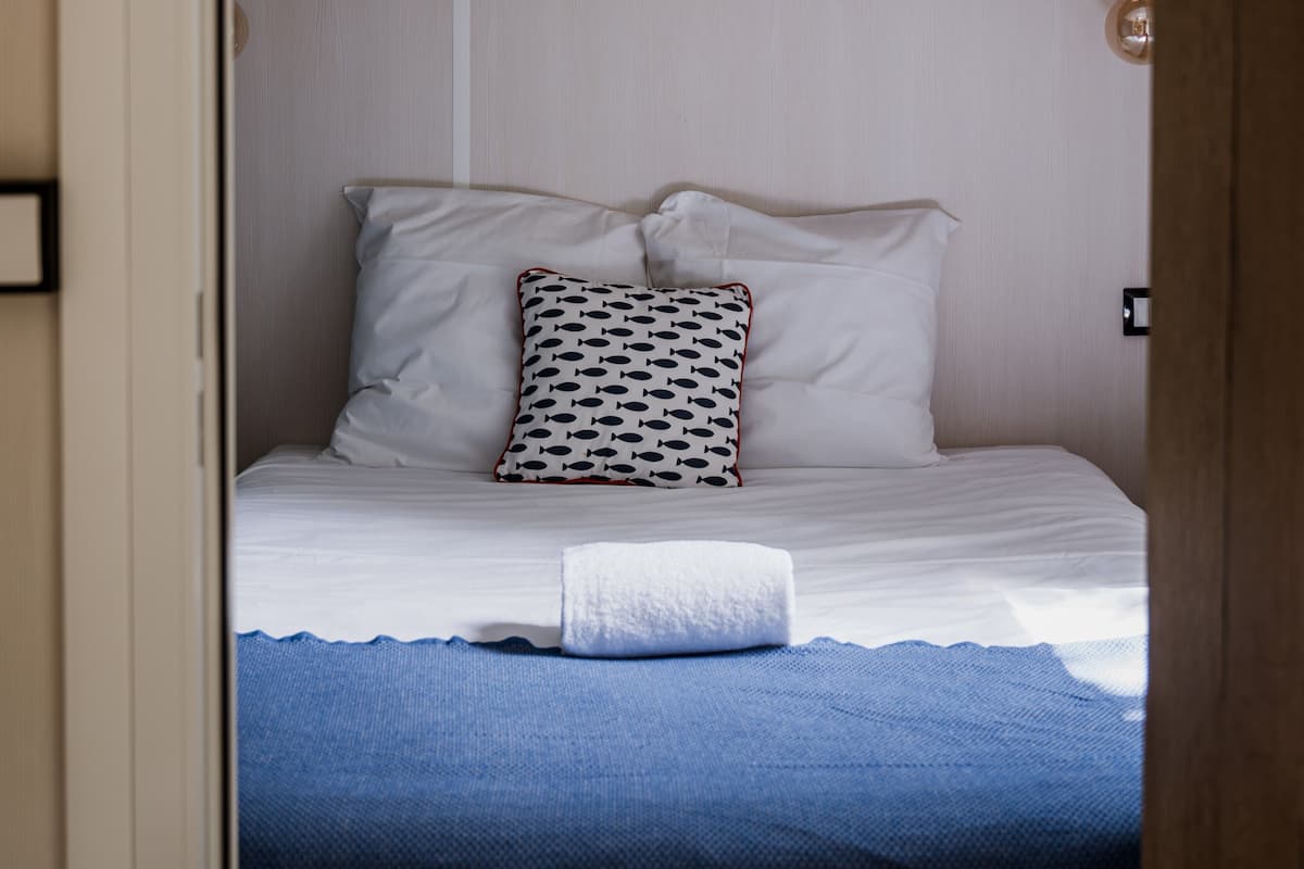 WiFi (free), bed sheets
