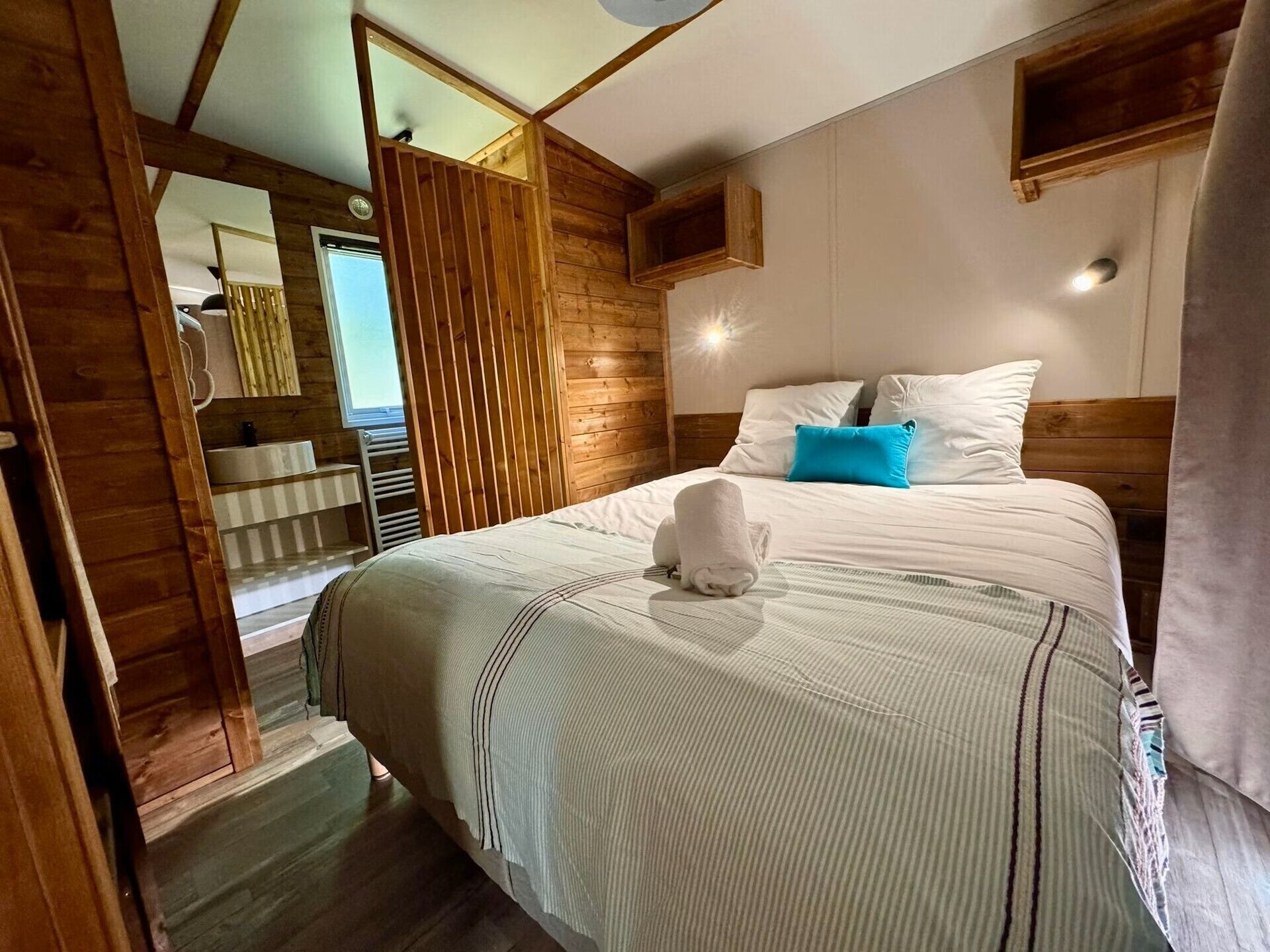 Free WiFi, bed sheets
