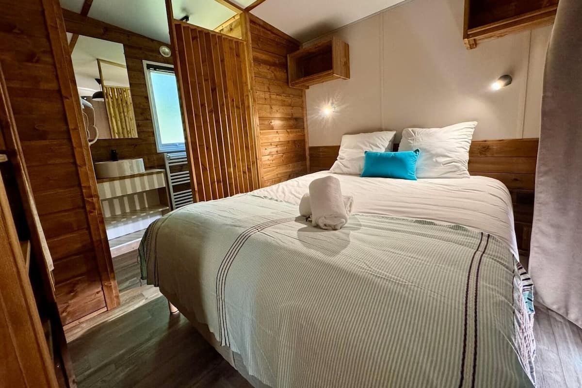 WiFi (free), bed sheets