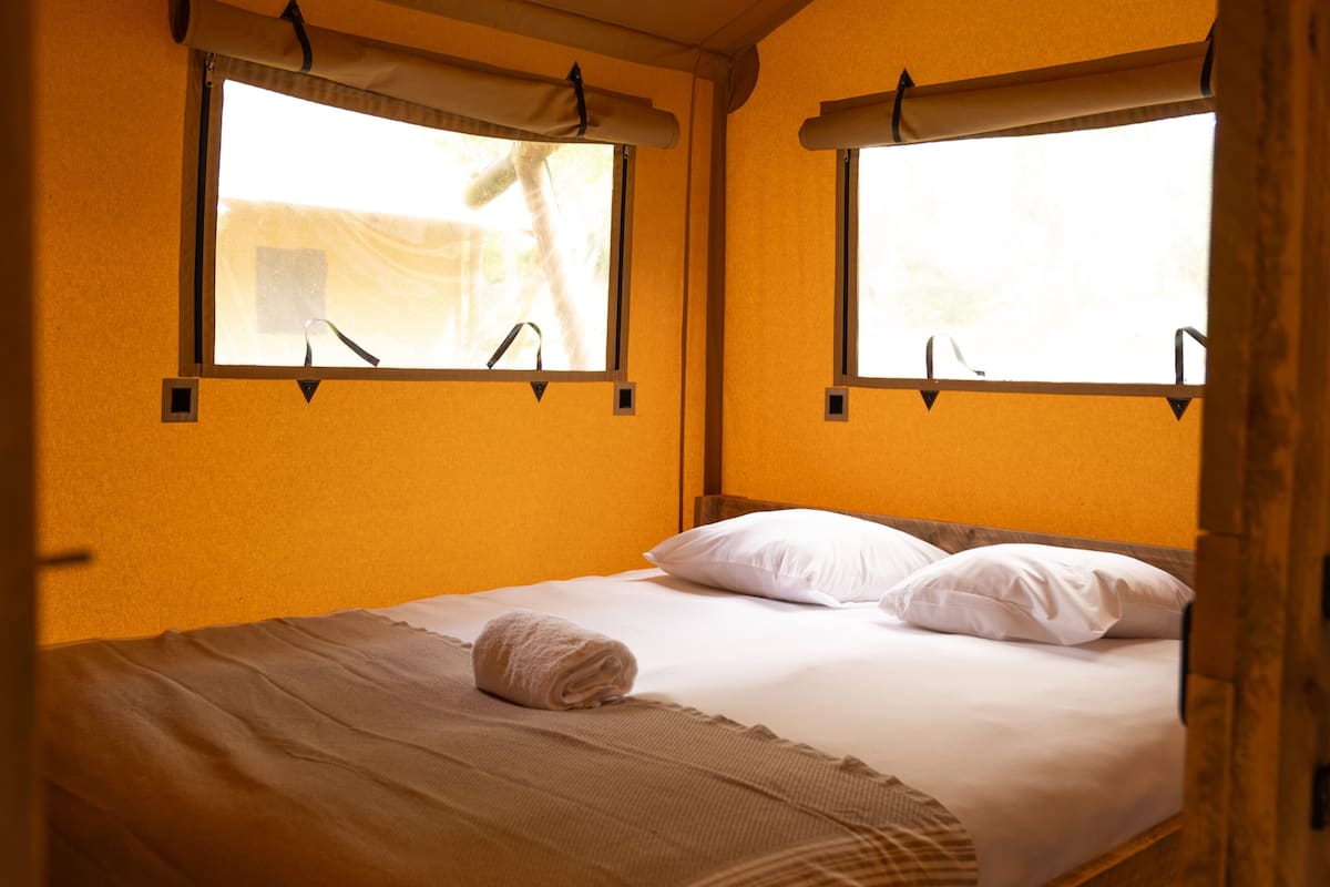 WiFi (free), bed sheets