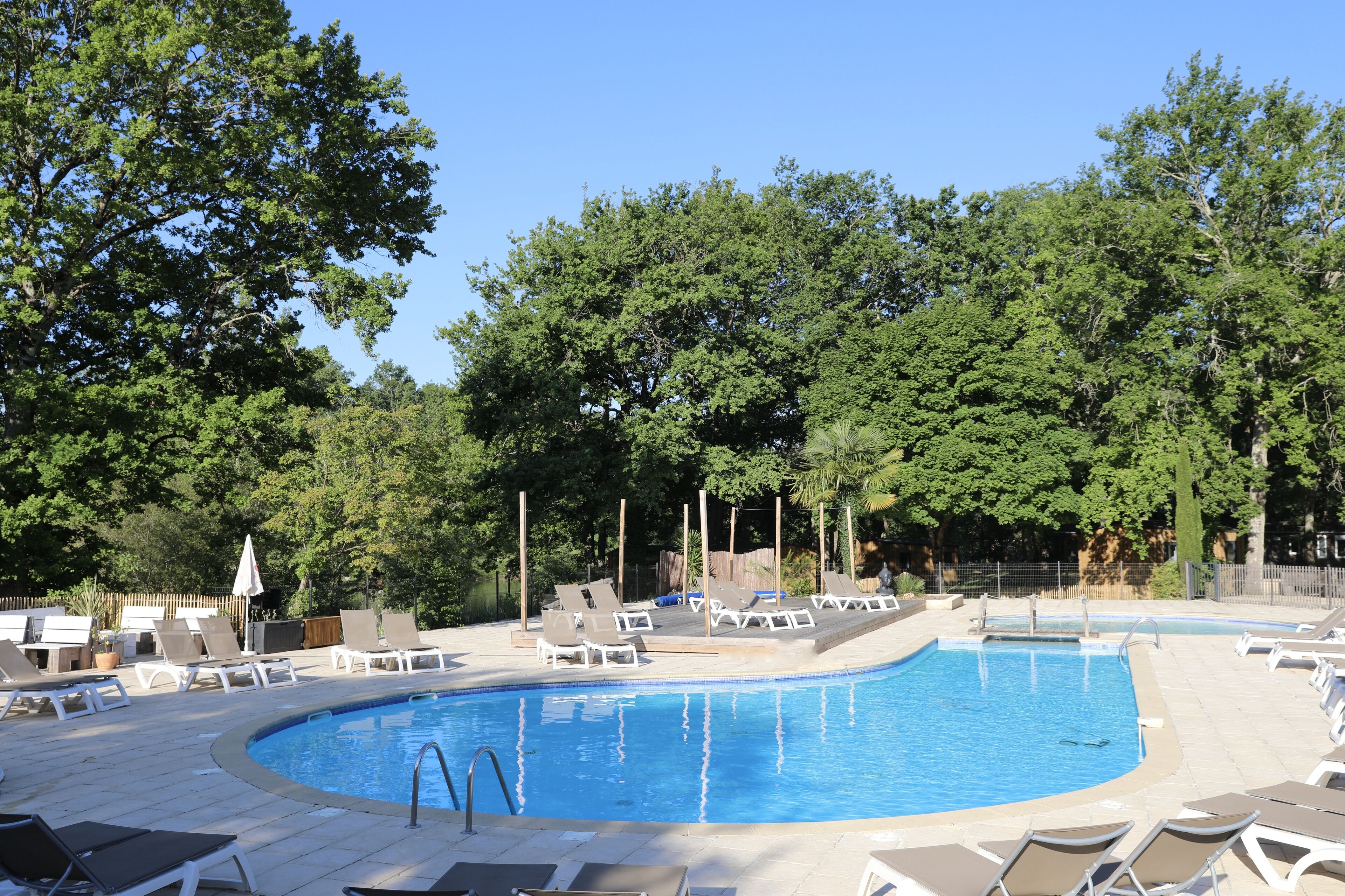 Kolam renang terbuka bermusim 