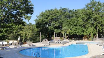 Kolam renang terbuka bermusim