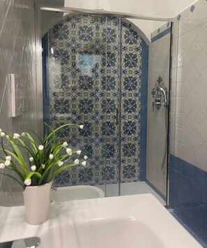 Shower, hair dryer, bidet, towels - Stunning home with private parking included and views of Positano (Campania)