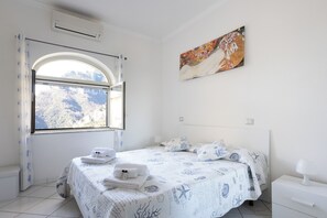 2 bedrooms, iron/ironing board, WiFi, bed sheets - Stunning home with private parking included and views of Positano (Campania)