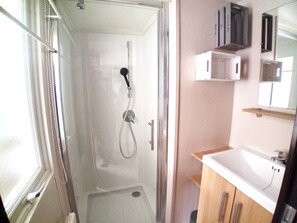 Shower, hair dryer - Mobile home with 3 bedrooms, washing machine and air conditioning (SAINT JEAN DE MONTS)